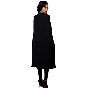 Détail du dos d'une veste de tailleur longue noire avec des manches cape pour femme