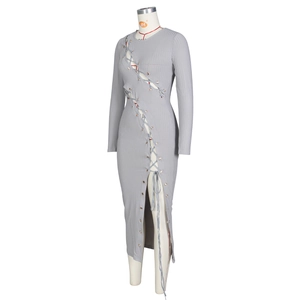 Detail des grauen Rippstrickkleids mit seitlicher Schnürung und hohem Schlitz am Mannequin
