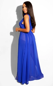 Détail de robe de plage en mousseline bleue transparente avec dos nu et coupe longue