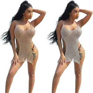 Robe de plage sexy en maille ajourée avec chaînes dorées en couleurs or et argent