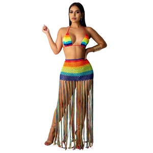 Détail d'un bikini au crochet arc-en-ciel avec jupe assortie et longues franges