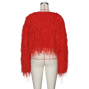 Détails du cardigan rouge à franges avec sequins et texture pelucheuse