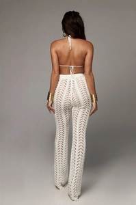 Détail de l'ensemble de plage au crochet blanc montrant la maille et le dos du pantalon