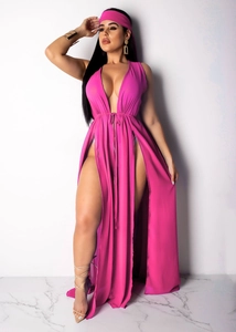Vue de face d'une robe longue en mousseline fuchsia avec fente haute et bandeau assorti