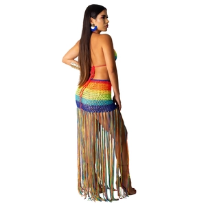 Vue détaillée du tricot au crochet arc-en-ciel avec de longues franges à glands fluides