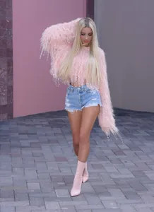 Détails du pull en tricot rose avec franges faites à la main et pompons plumes