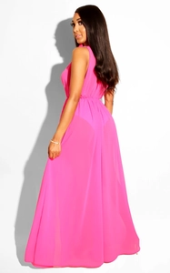 Détail de la robe longue en mousseline rose sans manches montrant le tissu vaporeux