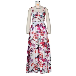 Détail de l'imprimé floral sur une robe longue d'été blanche avec bustier et taille marquée