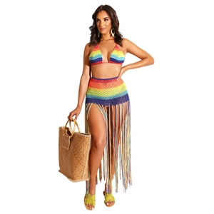 Détail du tricot au crochet arc-en-ciel et des longues franges du cache-maillot de bain