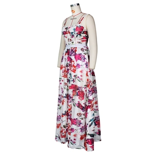 Détail d'un imprimé floral bohème sur une robe longue blanche à fines bretelles