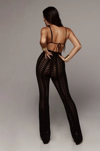 Vue arrière du pantalon en tricot au crochet noir sexy avec motif ajouré et bikini