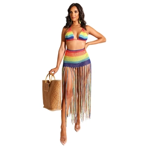 Détail de l'ensemble bikini arc-en-ciel au crochet à la main avec longues franges