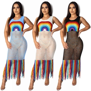Robe de plage longue au crochet avec motif arc-en-ciel et franges colorées