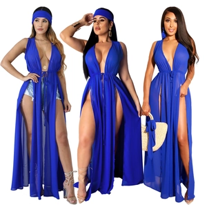 Détail du cache-maillot en mousseline bleu roi avec fentes latérales et lien à la taille