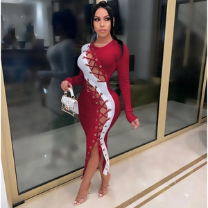 Eng anliegendes rot-weißes Rippstrickkleid mit sexy Schnürung und Cut-out-Design