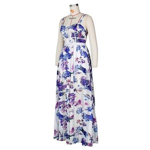 Détail de l'imprimé fleuri sur une robe longue en mousseline blanche avec plis fins