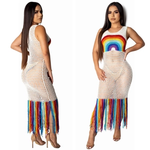 Robe de plage au crochet blanche avec motif arc-en-ciel et longues franges colorées