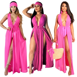 Détails du cache-maillot rose en mousseline avec fentes hautes et cordon de serrage