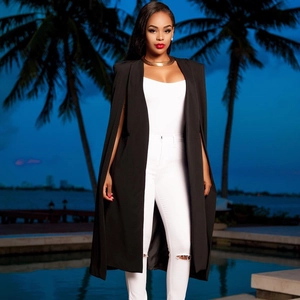 Cape longue noire sans manches pour femme en tissu tailleur avec un drapé fluide
