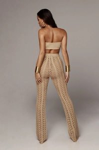 Détails du pantalon évasé en maille ajourée avec motifs de tissage géométriques
