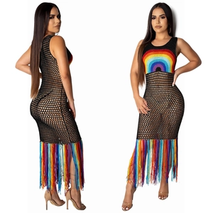 Robe de plage au crochet noir avec motif arc-en-ciel et longues franges colorées