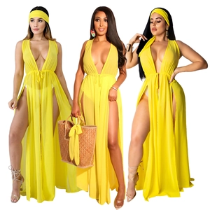 Détail de l'ensemble de plage en mousseline jaune avec fentes latérales et décolleté en V profond