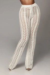 Détail du pantalon en crochet blanc avec motifs géométriques ajourés et cordon de serrage