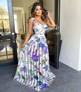 Détail d'une robe longue fleurie avec bustier corset et jupe à rayures transparentes