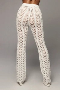 Vue arrière détaillée du pantalon en crochet blanc avec des motifs de vagues ajourés