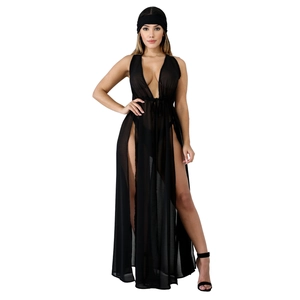 Détail d'un cache-maillot noir transparent en mousseline avec col en V et fentes hautes