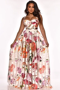 Détail de la robe longue fleurie avec bustier corset et jupe longue plissée évasée