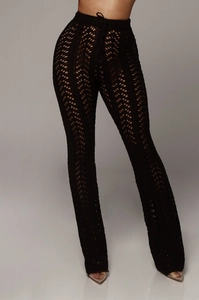 Gros plan du pantalon en maille crochet noir avec motif vagues et cordon
