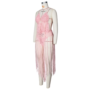 Detail von rosa Häkel-Bikini-Set mit handgefertigter Textur und langen Bohème-Fransen
