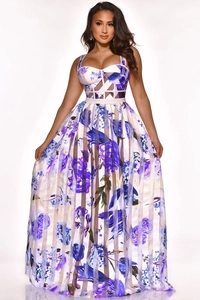 Détail de l'imprimé floral et du patchwork de rayures transparentes sur une robe longue