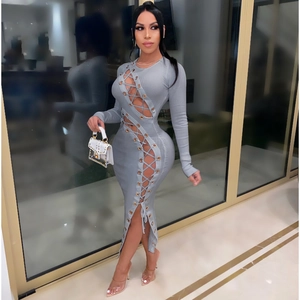 Eng anliegendes graues Langarm-Strickkleid mit seitlicher Schnürung und Cut-outs