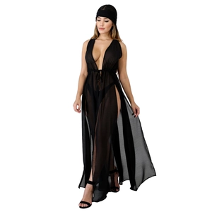 Détail du cache-maillot noir en mousseline avec fentes hautes et taille à cordon réglable