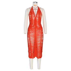 Rotes Neckholder-Häkelkleid in Midilänge mit Quastendesign für den Strandurlaub