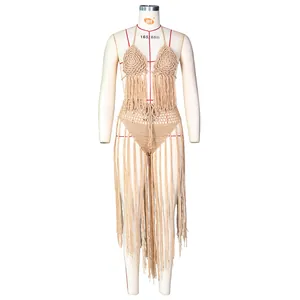 Detailaufnahme von handgefertigtem Häkel-Bikini mit extralangen Bohème-Fransen in Beige