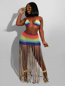 Ensemble bikini au crochet arc-en-ciel avec haut licou et jupe à franges