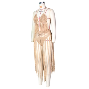 Detail eines beigen Häkel-Bikini-Sets mit langen Fransendetails und Boho-Struktur