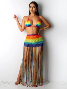 Ensemble crochet arc-en-ciel avec haut bikini licou et jupe longue à franges
