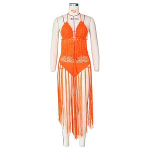 Detail eines hellorangen handgehäkelten Bikini-Sets mit langen Boho-Fransen auf Schaufensterpuppe