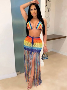 Ensemble de plage au crochet arc-en-ciel avec haut bikini et jupe longue à franges