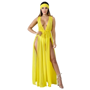 Détail de la tunique de plage jaune en mousseline avec fente haute et bandeau assorti