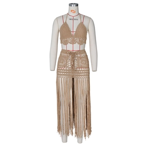 Details des Häkel-Zweiteilers mit Halter-Top und langem Fransensaum in Khaki-Farbe