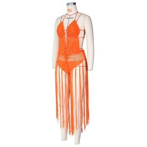 Details des leuchtend orangen handgehäkelten Bikinis mit langen Fransen auf weißem Model