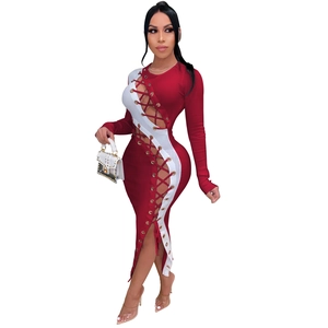 Detail des rot-weißen Rippstrickkleids mit seitlichem Schnürdesign und Cut-Out-Elementen