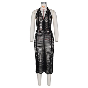 Detailansicht eines schwarzen Neckholder-Strickkleids mit Fransen und Cut-Out-Muster