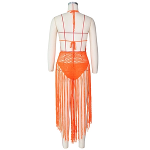 Detailansicht eines orangefarbenen Häkel-Strandsets mit Fransen und Strickstruktur