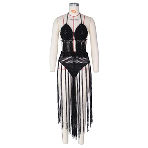 Detail der handgefertigten schwarzen Häkel-Strandmode mit Boho-Fransen und Neckholder-Top